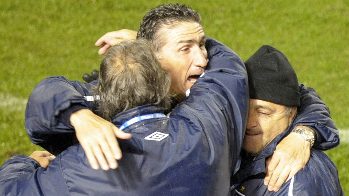 Edgardo Bauza, festejando con su cuerpo técnico la clasificación a la final del Mundial de Clubes, 17 de diciembre de 2008.