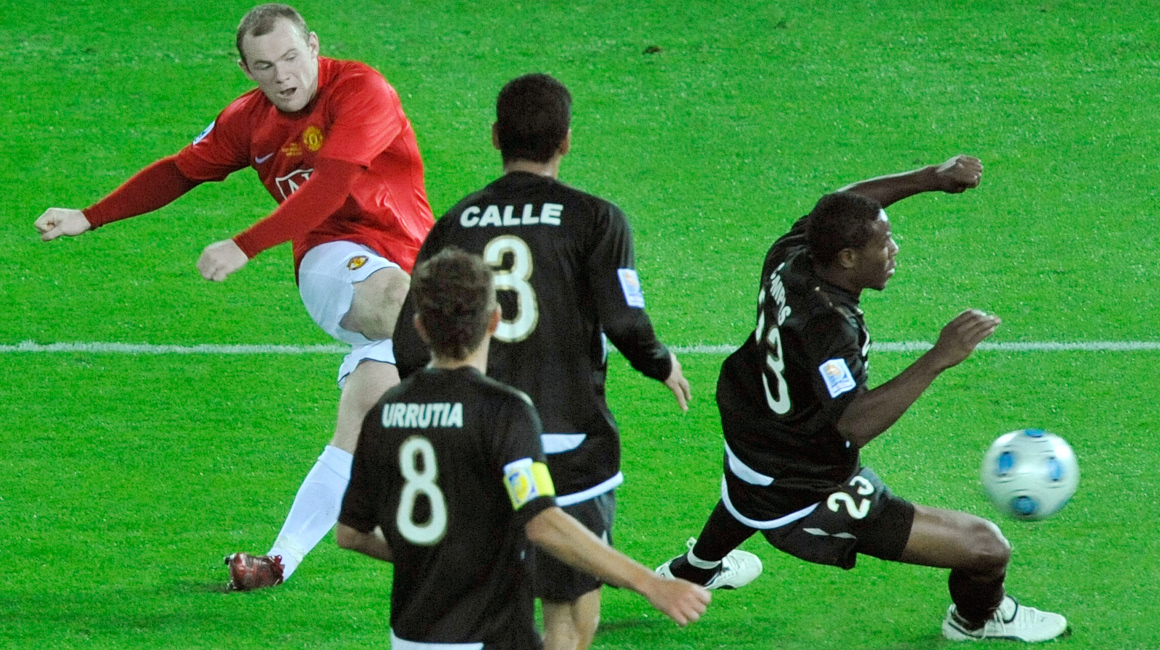Wayne Rooney marca su gol ante Liga en la final del Mundial de Clubes, el 21 de diciembre de 2008.
