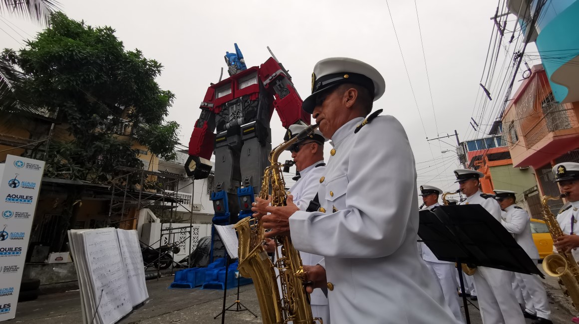 Un Optimus Prime de Transformers de cerca de 10 metros de alto en la calle 10 y Ayacucho.