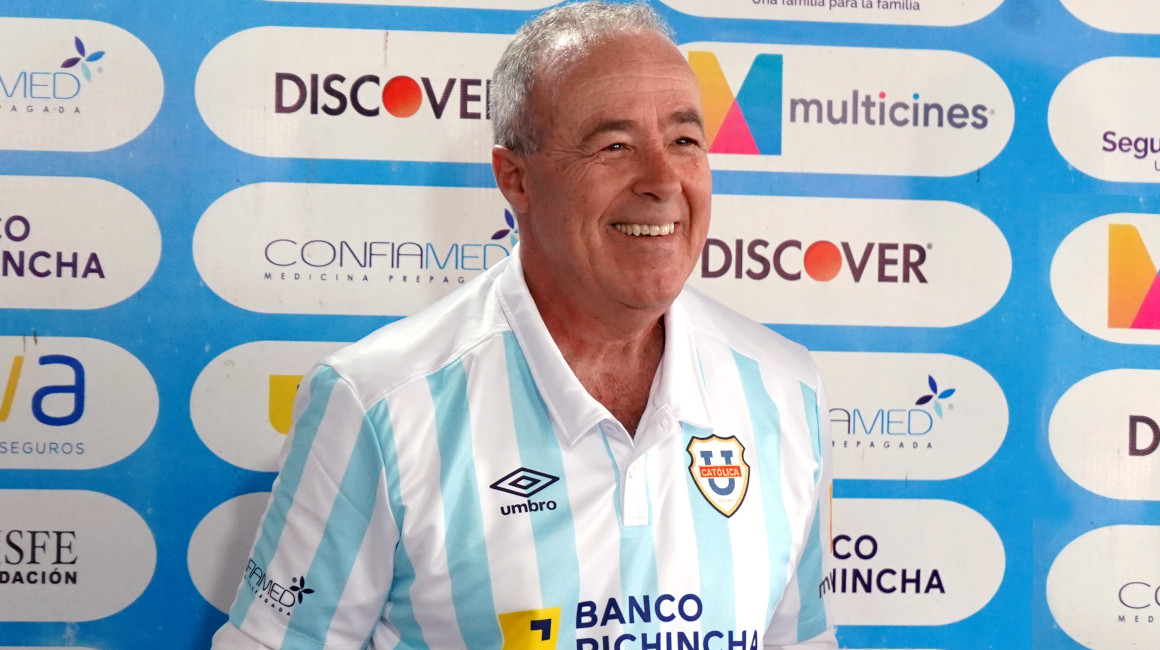 Jorge Célico sonríe con la camiseta de Universidad Católica, en Quito, el 6 de diciembre de 2023.