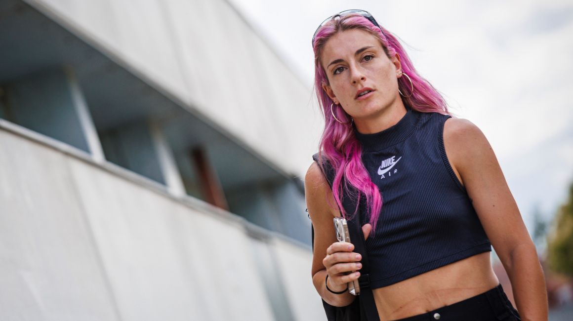 La jugadora española Alexia Putellas luce su cabello rosa.