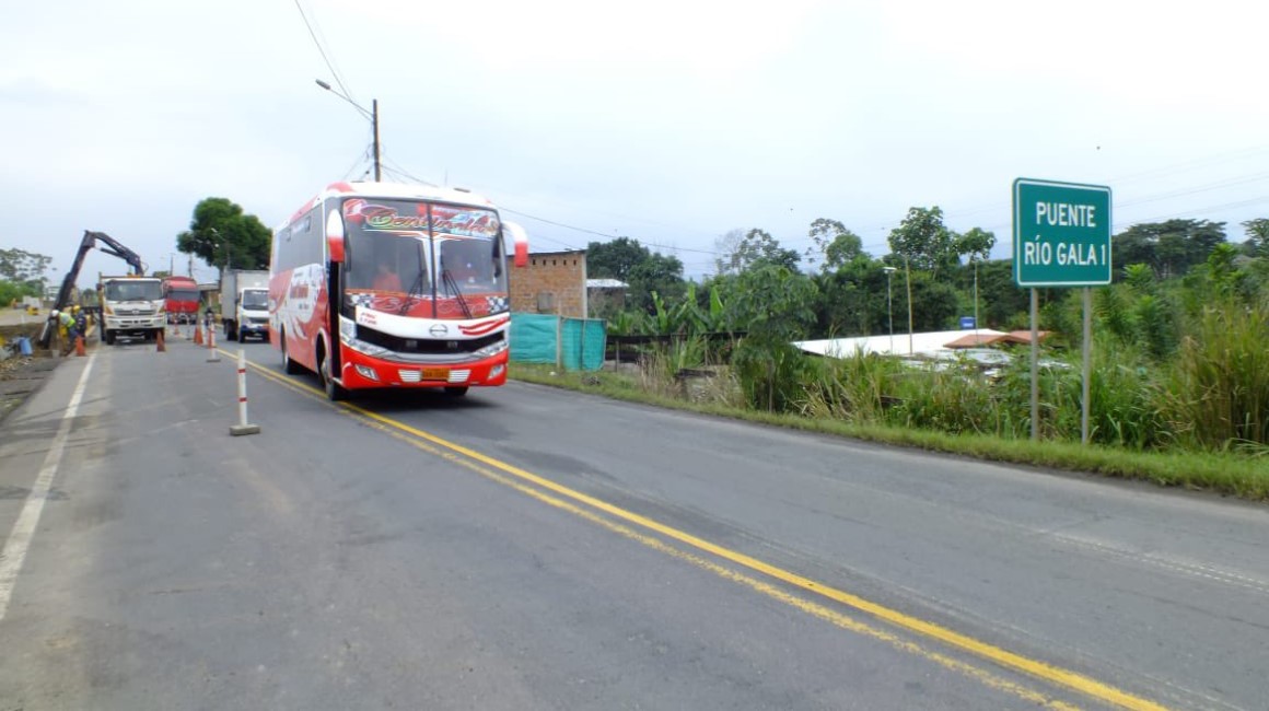 Un bus de transporte interprovincial atraviesa tramo del puente sobre el Estero Gala, en la vía Guayaquil-Machala, afectada por asaltos.