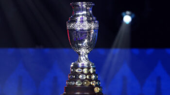 El trofeo de la Copa América, durante el sorteo realizado en Miami, el 7 de diciembre de 2023.