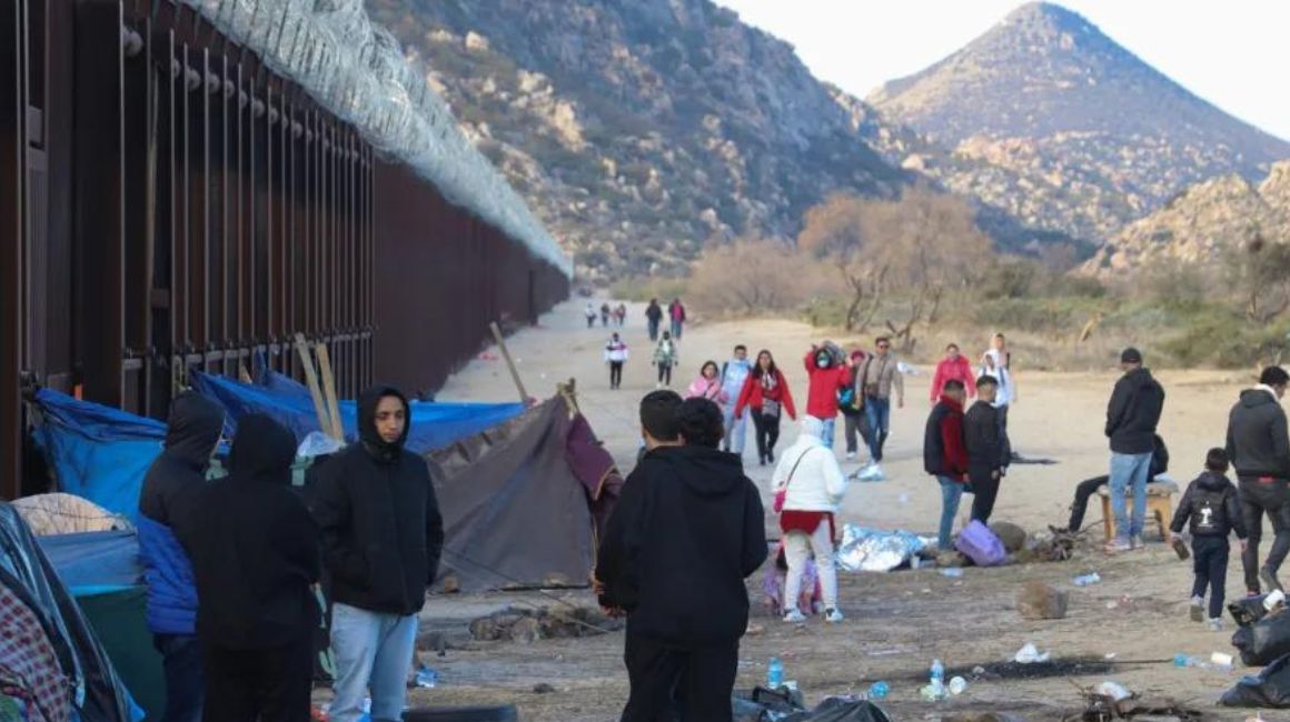 Migrantes en el puesto fronterizo de Jacumba, a unos 120 kilómetros al este de San Diego, California, Estados Unidos, el 29 de noviembre de 2023.