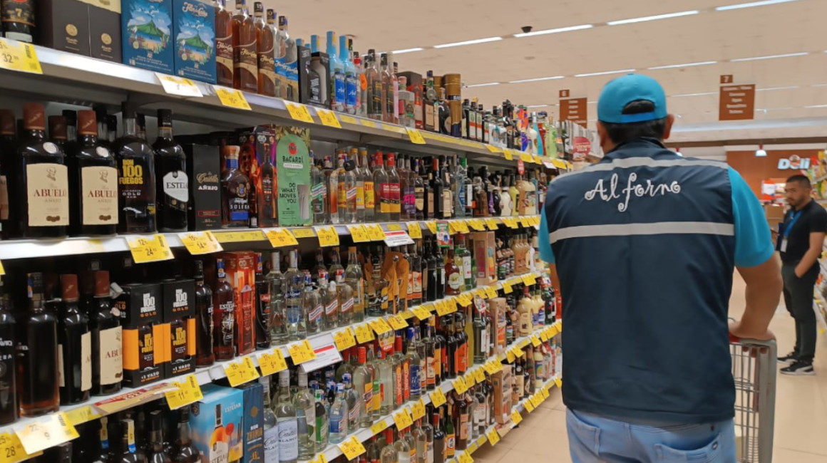 Venta de licores en un supermercado en el centro norte de Quito, 26 de diciembre de 2023.