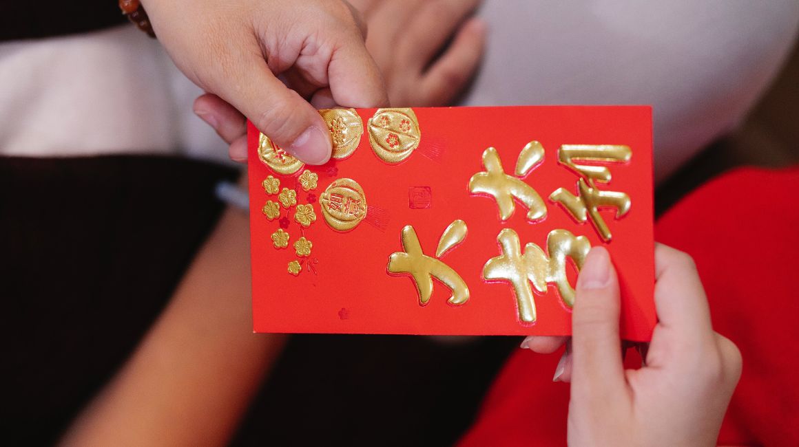 En el Año Nuevo Chino se acostumbra regalar un sobre rojo con un billete o un mensaje, para la prosperidad.