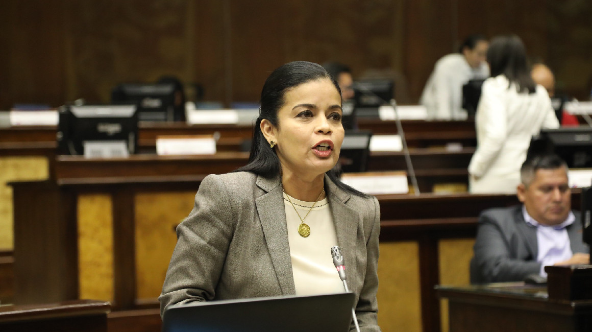 La asambleísta Alexandra Arce interviene en el Pleno del Legislativo, durante una comparecencia del exministro del Interior, Patricio Carrillo, el 18 de mayo de 2022.