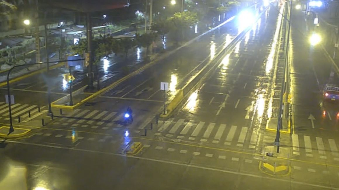 Calzada mojada por la lluvia en la Avenida del Bombero, en Guayaquil, el 27 de diciembre de 2023.