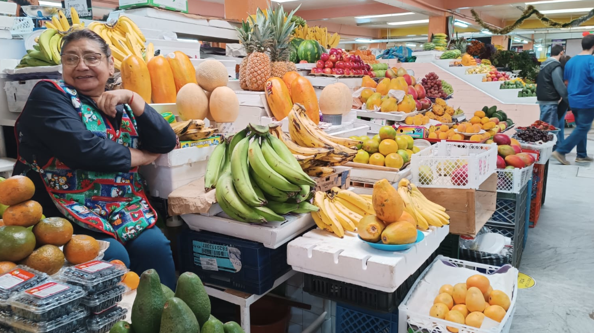 Venta de frutas y verduras en el mercado Iñaquito, en el centro norte de Quito, en diciembre de 2023.