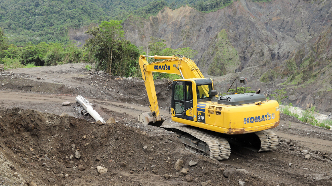 Obras en la zona de Piedra Fina, a orillas del río Coca, en la vía Quito-Lago Agrio. Un tramo de la vía se fue por la erosión regresiva.
