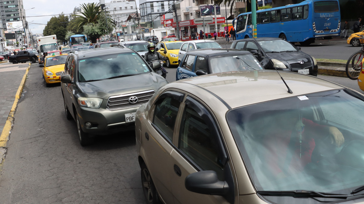 Vehículos en medio del tráfico de Quito, el 27 de diciembre de 2023.