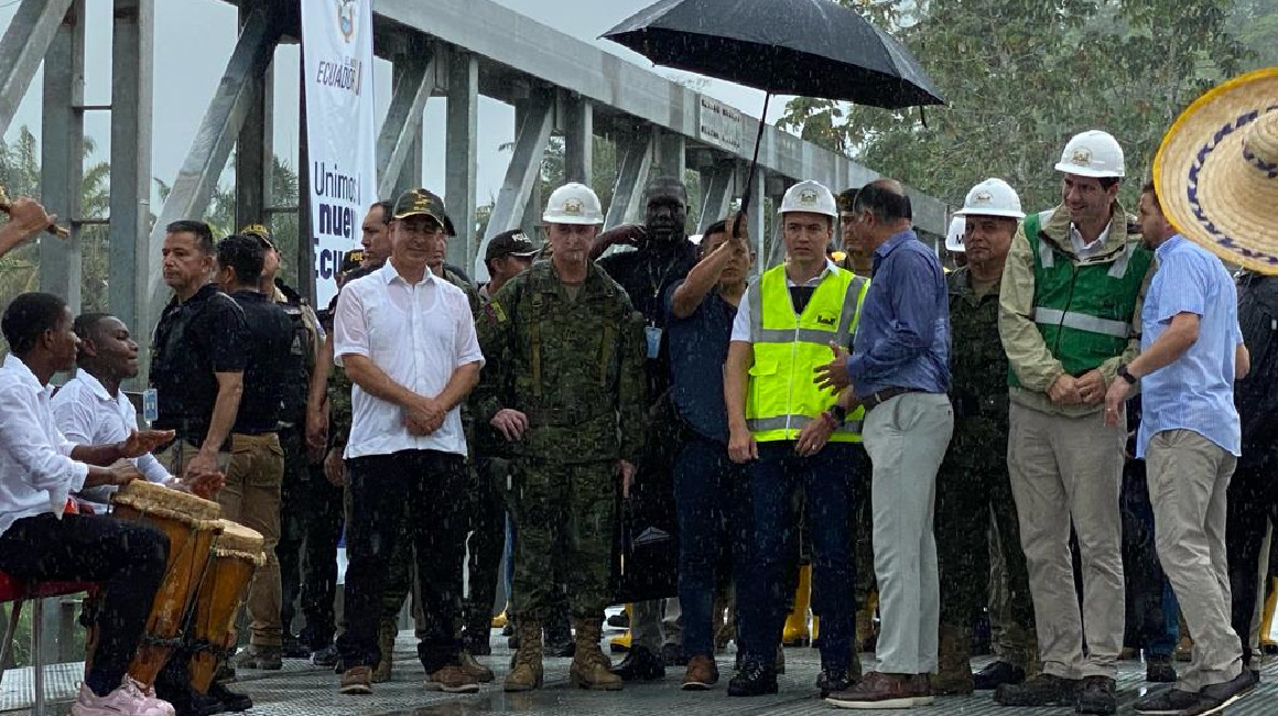 El presidente Daniel Noboa en la entrega del puente sobre el río Blanco el 27 de diciembre de 2023.