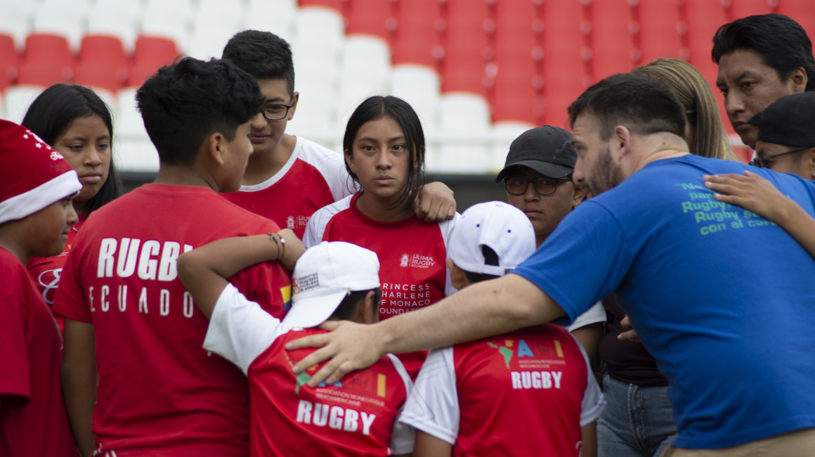 Niños y niñas en el partido de rugby en el estadio Rodrigo Paz Delgado, sábado 23 de diciembre de 2023.