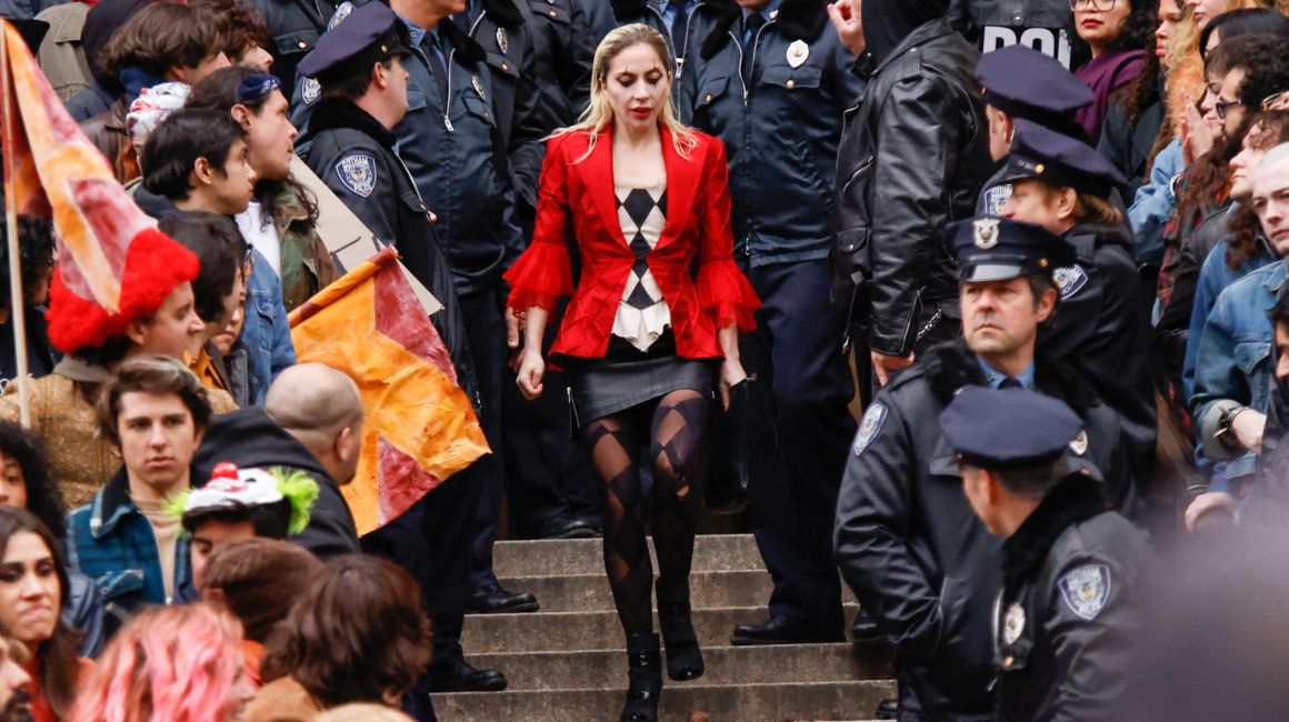 Lady Gaga actúa durante el rodaje de la película "Joker: Folie à Deux", en Nueva York el 25 de marzo de 2023. La secuela de 'Joker' protagonizada por Lady Gaga y Joaquin Phoenix se filmó afuera del juzgado donde el gran jurado investiga al expresidente estadounidense Donald Trump.
