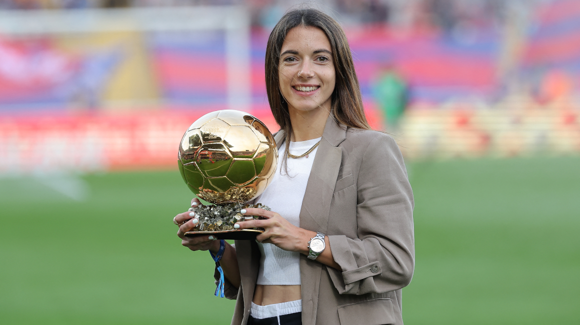 Aitana Bonmatí exhibe su Balón de Oro a los hinchas del FC Barcelona, el 12 de noviembre de 2023.