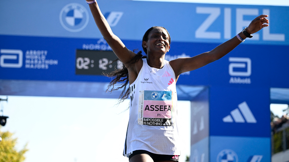 Tigist Assefa celebra en la Maratón de Berlín, el 24 de septiembre de 2023.