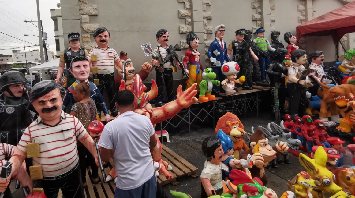 Narcos, policías y políticos se exhiben en una misma tarima en la calle 6 de Marzo y Huancavilca, en la tradicional feria de monigotes de Guayaquil.