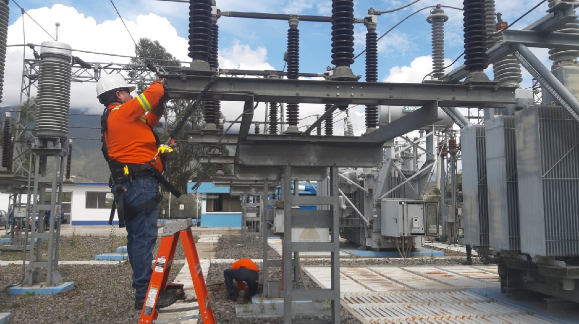 Un técnico realiza tareas de mantenimiento a líneas de transmisión eléctrica en Quito.