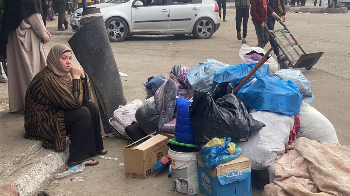 Una mujer palestina y sus pertenencias en una calle de Rafah, el 26 de diciembre de 2023.