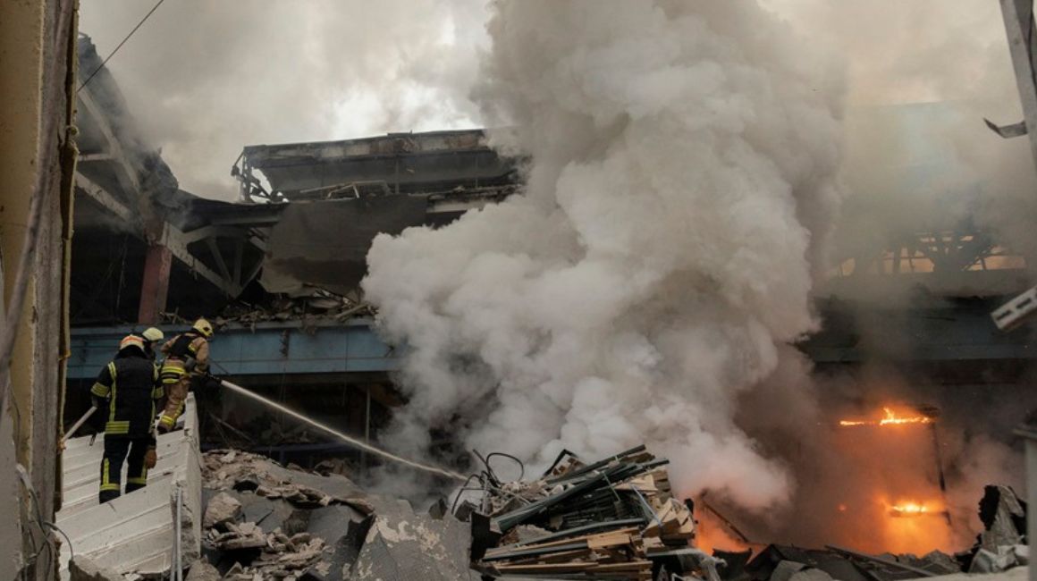 Rescatistas ucranianos en el lugar de un ataque con cohetes contra una fábrica civil en Jarkiv, en el noreste de Ucrania, este 29 de diciembre.