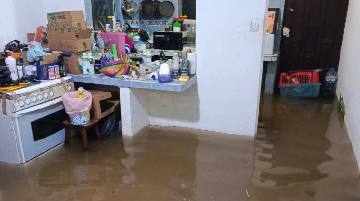 Ciudadanos reportaron inundaciones tras las lluvias en Tena, la noche del 28 de diciembre de 2023.