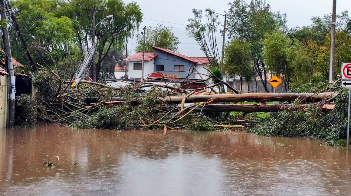 Cuenca: el río Tomebamba se desborda y colapsan alcantarillas por las lluvias