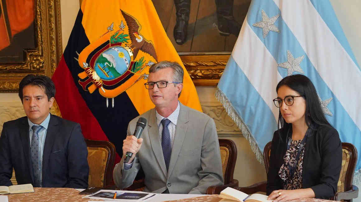 El ministro de Economía Juan Carlos Vega, durante una conferencia en Guayaquil, 20 de diciembre de 2023.