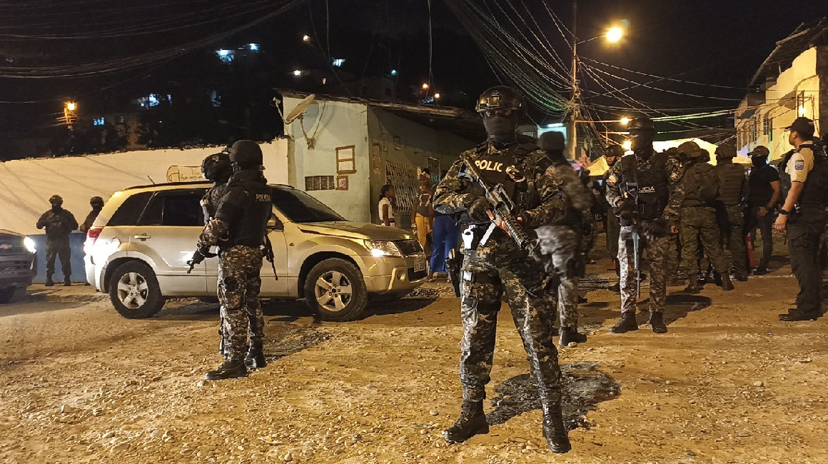 Policías en un operativo en Esmeraldas el 29 de diciembre de 2023.