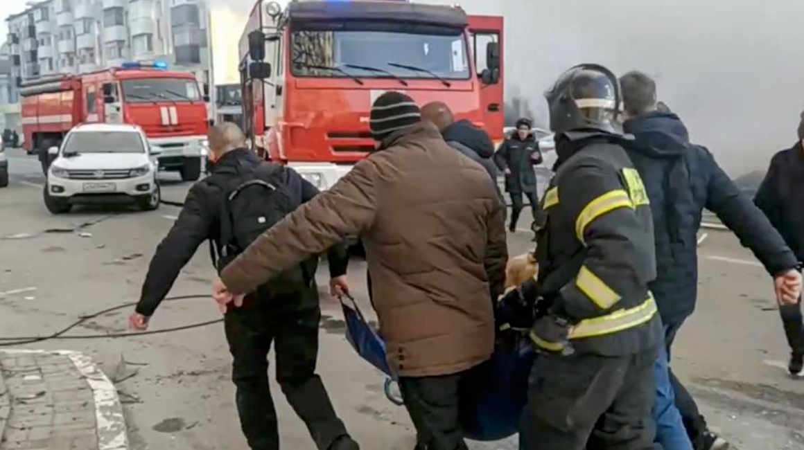 Heridos son asistidos tras el bombardeo de Ucrania a Belgorod, en Rusia, 30 de diciembre de 2023.