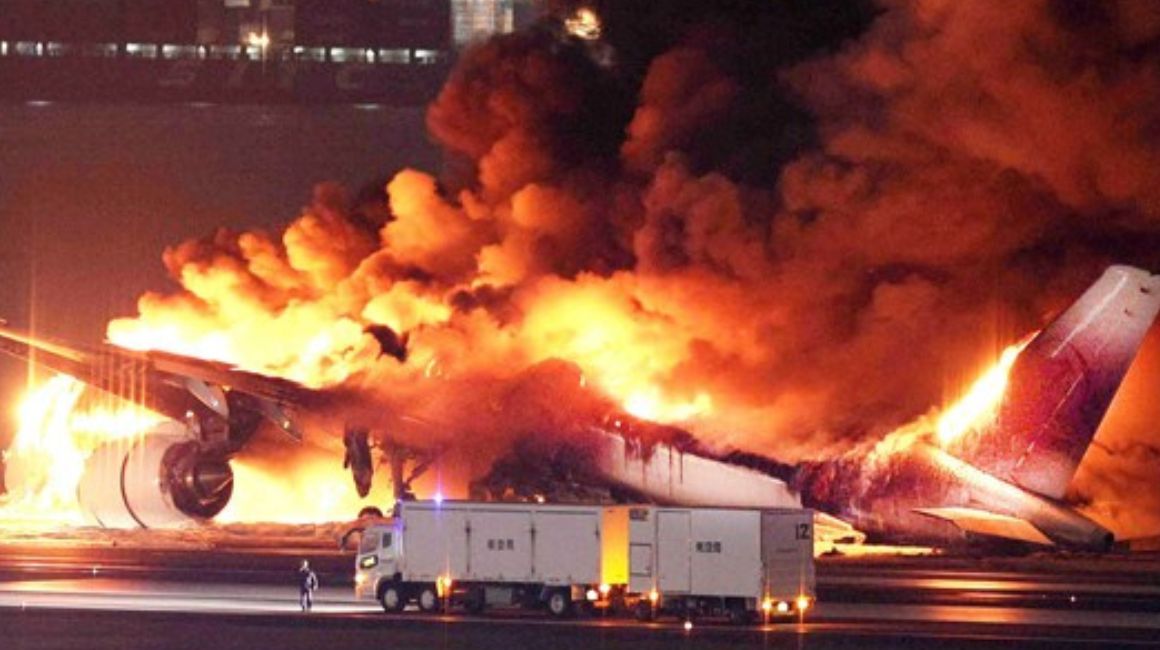 Momento del incendio de un avión comercial en un aeropuerto de Tokio, Japón, el 2 de enero de 2024.