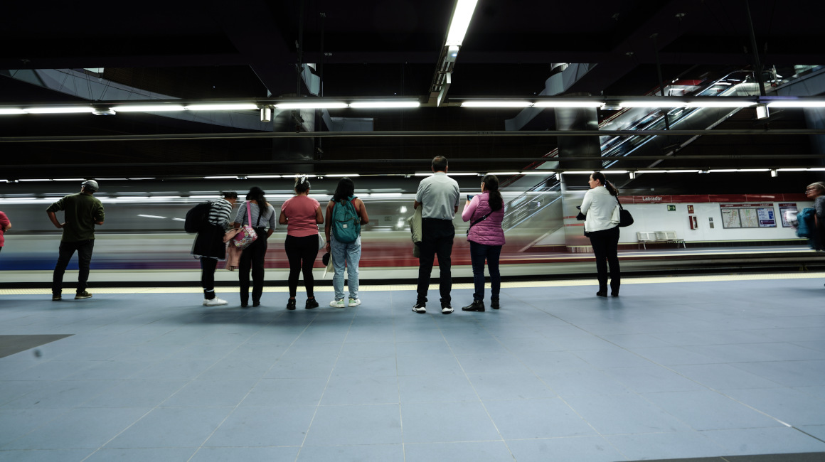 Usuarios en la estación El Labrador del Metro de Quito, en diciembre de 2023.