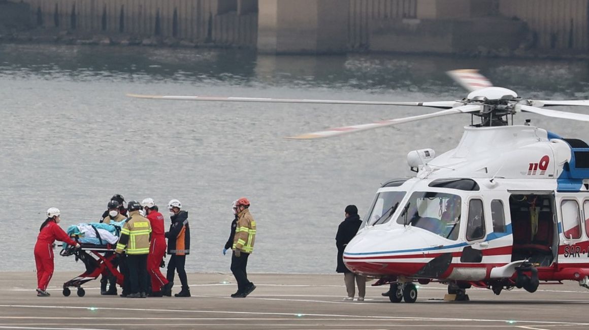 El principal líder de la oposición surcoreana, Lee Jae-myung, es trasladado en un helicóptero a un hospital, el 2 de enero de 2024.
