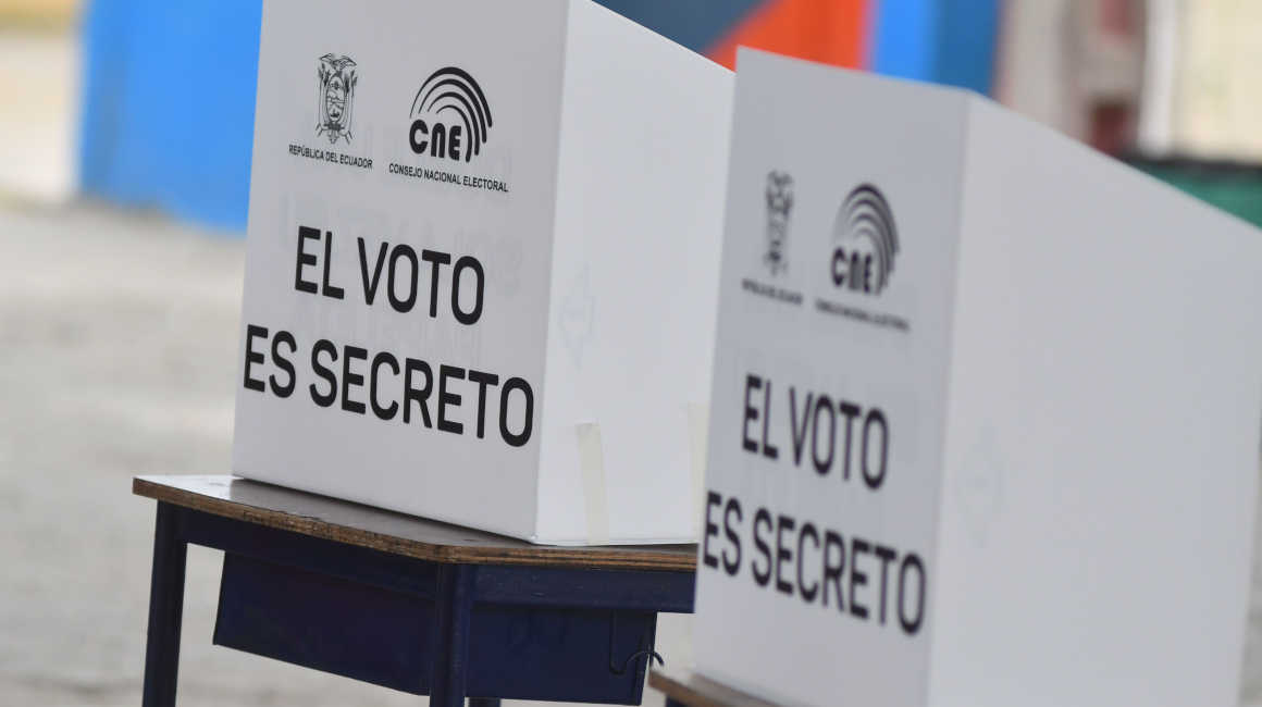 Imagen de dos urnas de las elecciones presidenciales de Ecuador de 2023.