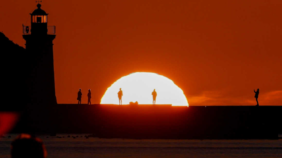 Primera puesta de sol de 2024, vista desde Mallorca, en España.