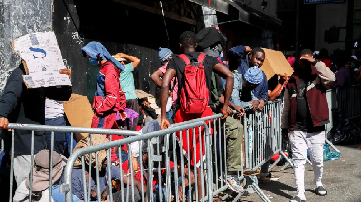 Un grupo de migrantes en calles de Nueva York, Estados Unidos, en diciembre 2023.