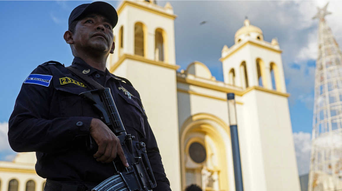 Miembro de la Policía en el centro histórico de San Salvador, el 3 de diciembre de 2023.