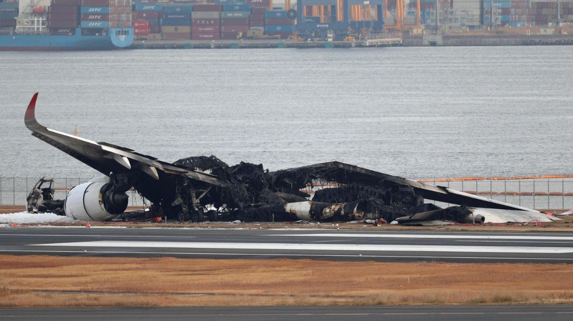Vista del avión de la compañía japonesa Japan Airlines (JAL) que ardió en la pista del aeropuerto tokiota de Haneda tras colisionar con un avión de la Guardia Costera, el 2 de enero de 2024.