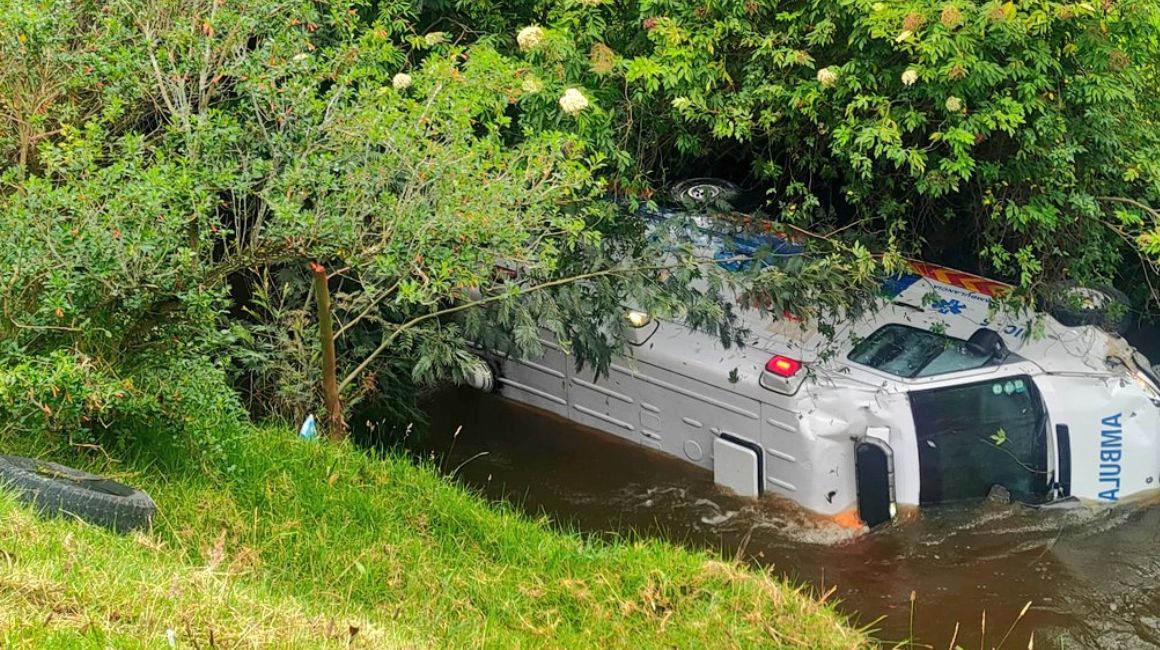 Una ambulancia del IESS cayó al río Tarqui, en el sur de Cuenca, el 3 de enero de 2024.