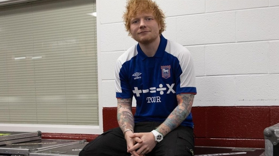 El cantante británico Ed Sheeran, luciendo una de las camisetas del Ipswich Town.