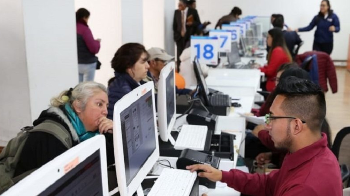 Contribuyentes de Quito pagan el impuesto predial, en enero de 2024.