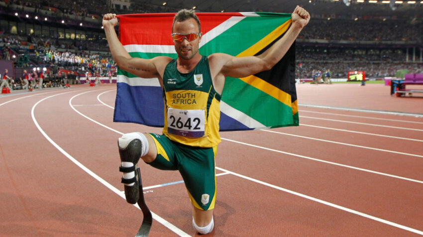 Oscar Pistorius, con la bandera sudafricana.