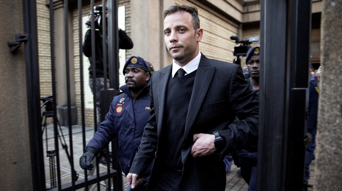 Oscar Pistorius, saliendo de la corte de justicia de Sudáfrica, en 2016.