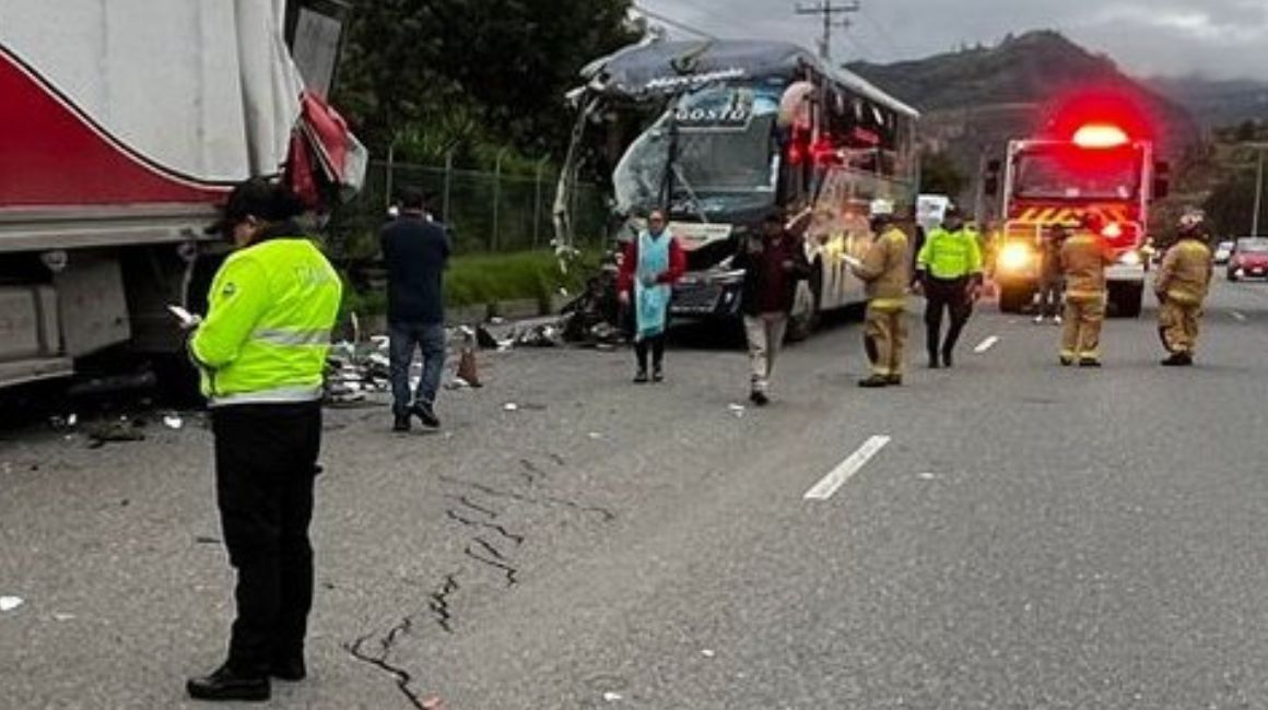 Un bus interprovincial se accidentó contra dos camiones en la vía Cuenca-Azogues, el 4 de enero de 2024.