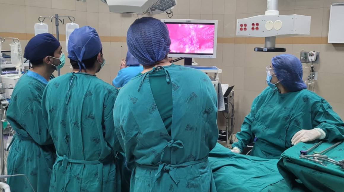 Médicos realizan una intervención quirúrgica pediátrica en el Hospital Manuel Ygnacio Monteros, del IESS, en Loja.