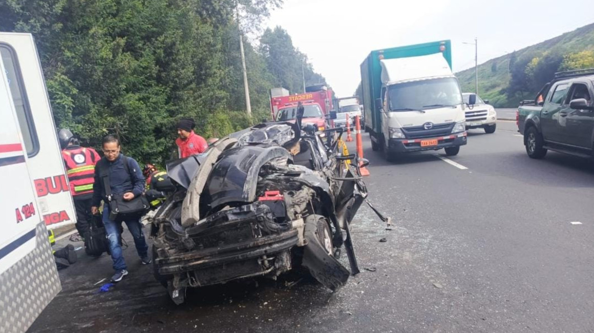 Uno de los vehículos involucrados en un accidente de tránsito ocurrido el 4 de enero de 2024 en la avenida Simón Bolívar de Quito.