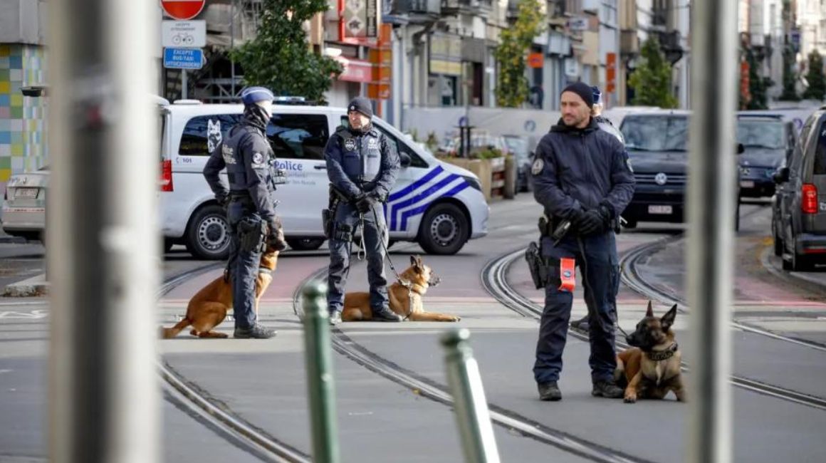 Imagen referencial. Policía en el lugar de un atentado en Bruselas, la capital de Bélgica, en 2023.