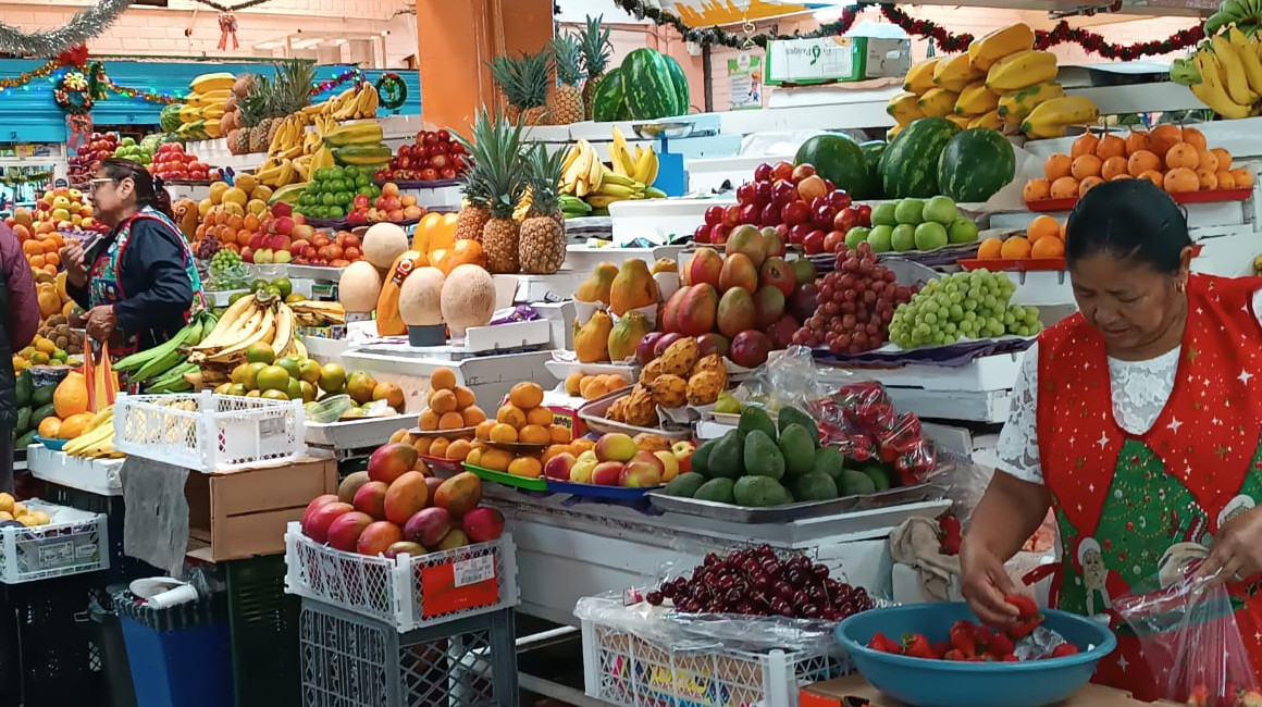 Venta de verduras y frutas en el mercado Iñaquito, de Quito, diciembre de 2023.