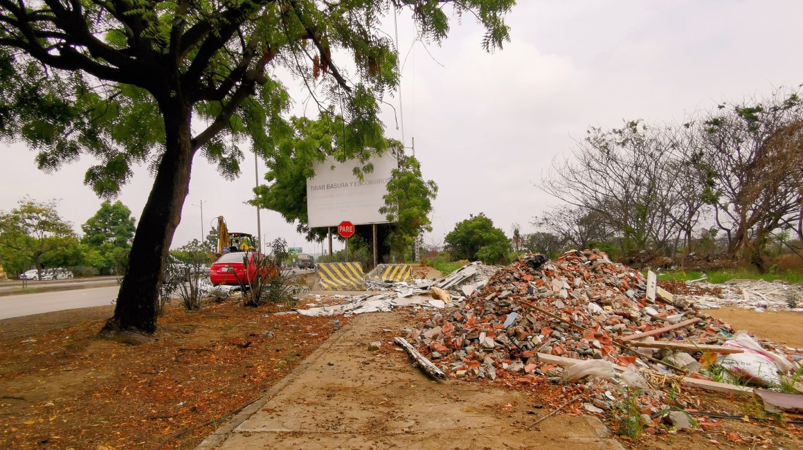 Escombros se acumulan en el borde de la autopista Narcisa de Jesús, a un lado de la zona donde se prevé construir el Malecón 3000, al norte de Guayaquil. 