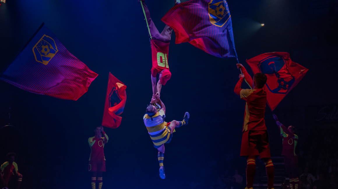 Artistas realizan una acrobacia durante un show de 'Messi 10 by Cirque du Soleil'.