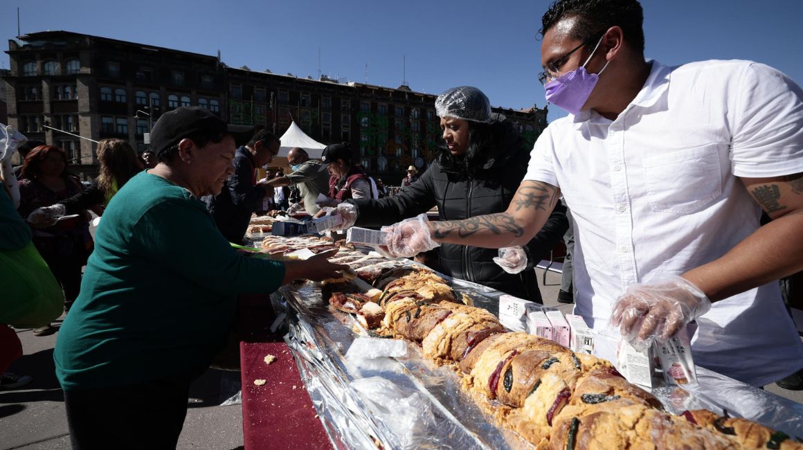 Alrededor de 15.000 personas recibieron una porción de la tradicional Rosca de Reyes, el 6 de enero en la explanada del Zócalo de la Ciudad de México.